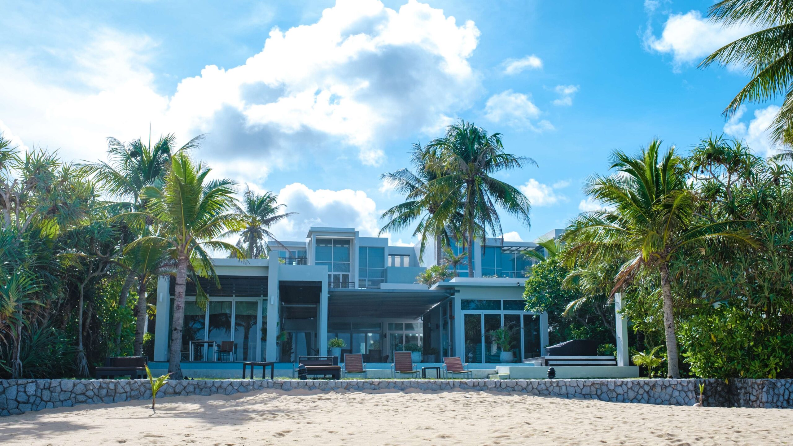 modern-house-with-a-swimming-pool-modern-pool